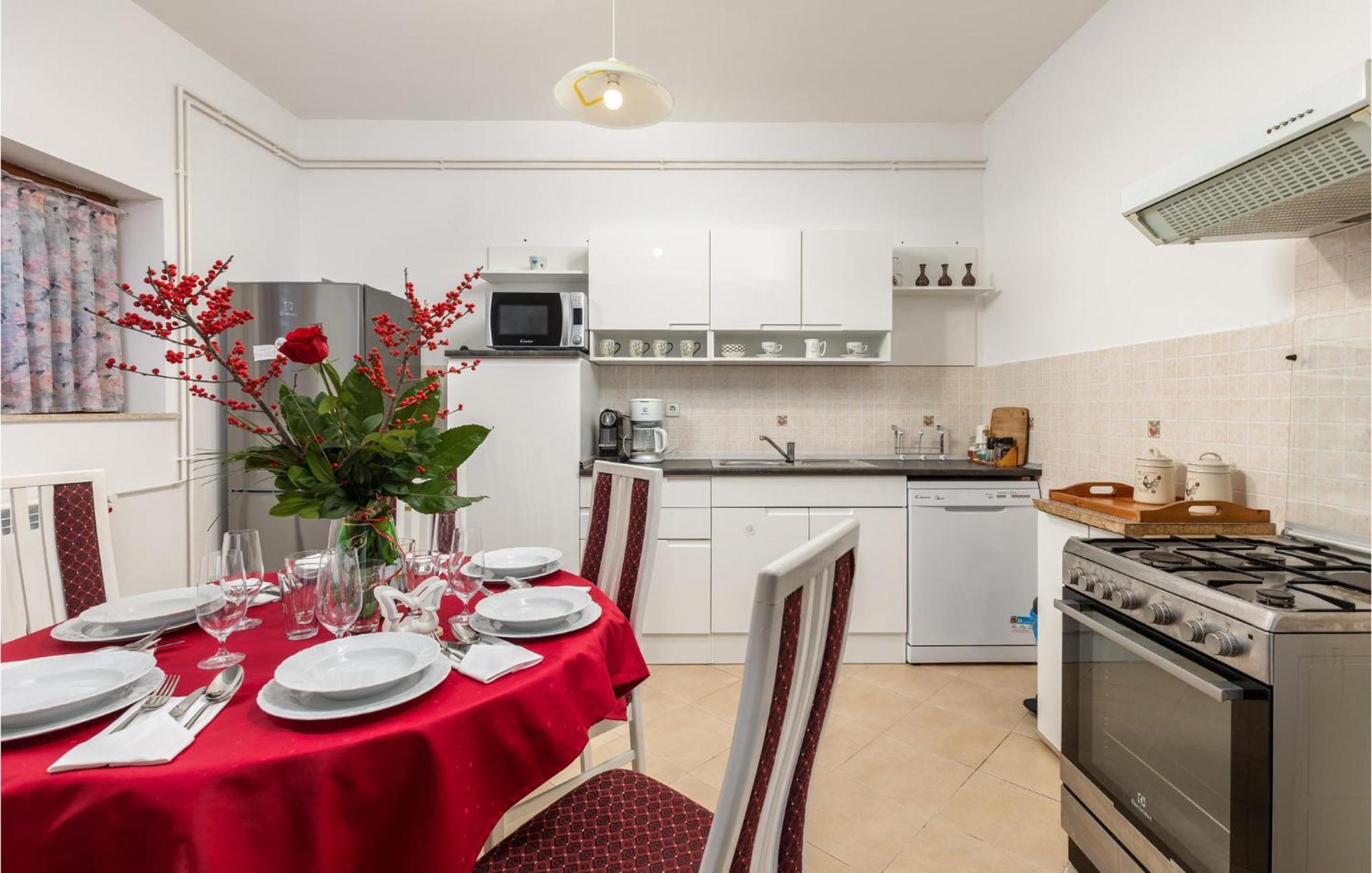 2 Bedroom Gorgeous Apartment In Kostrena Kültér fotó